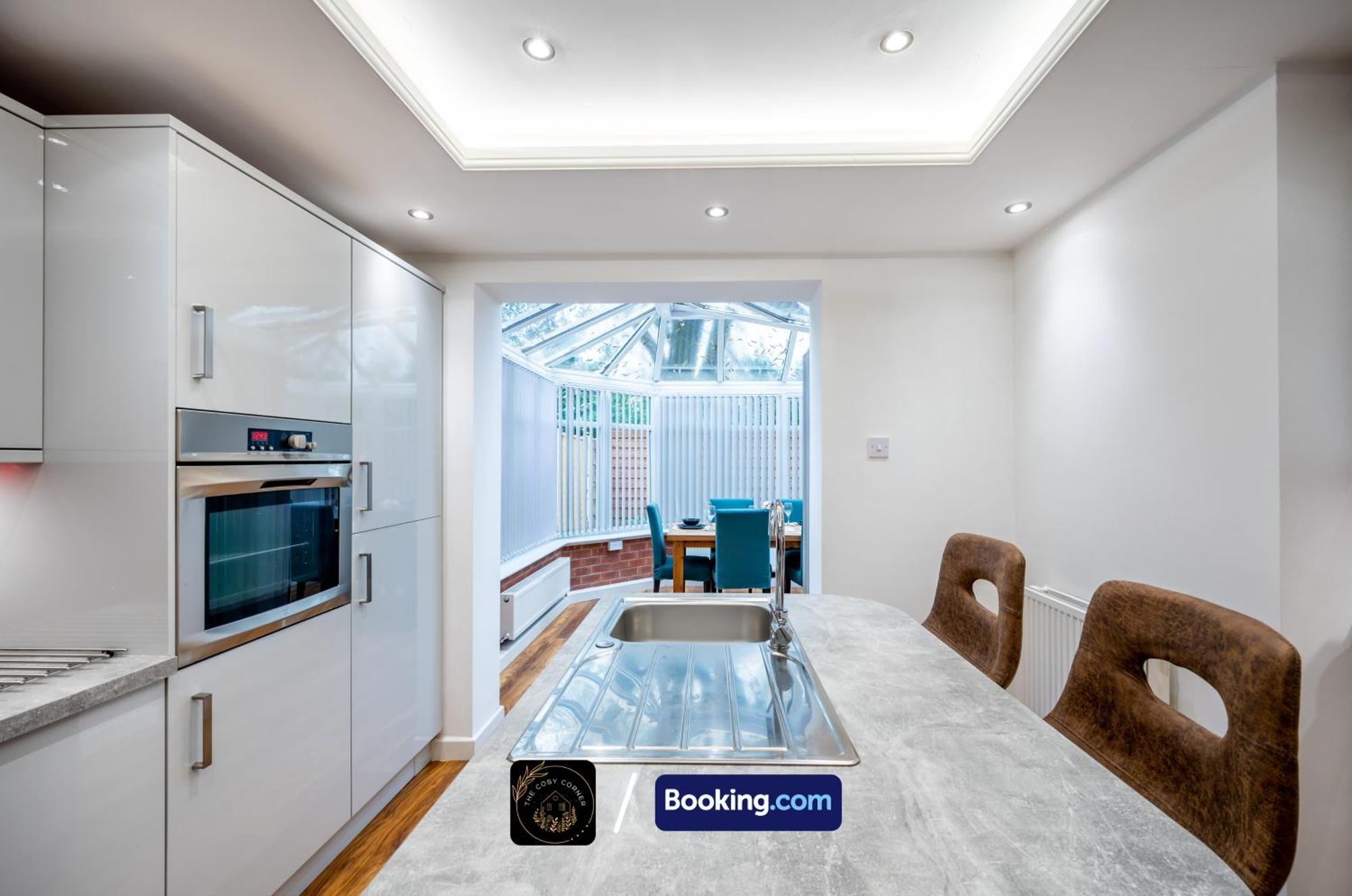 Cosy 3-Bed House, Garden & Free Parking In Stretford Apartman Manchester Kültér fotó